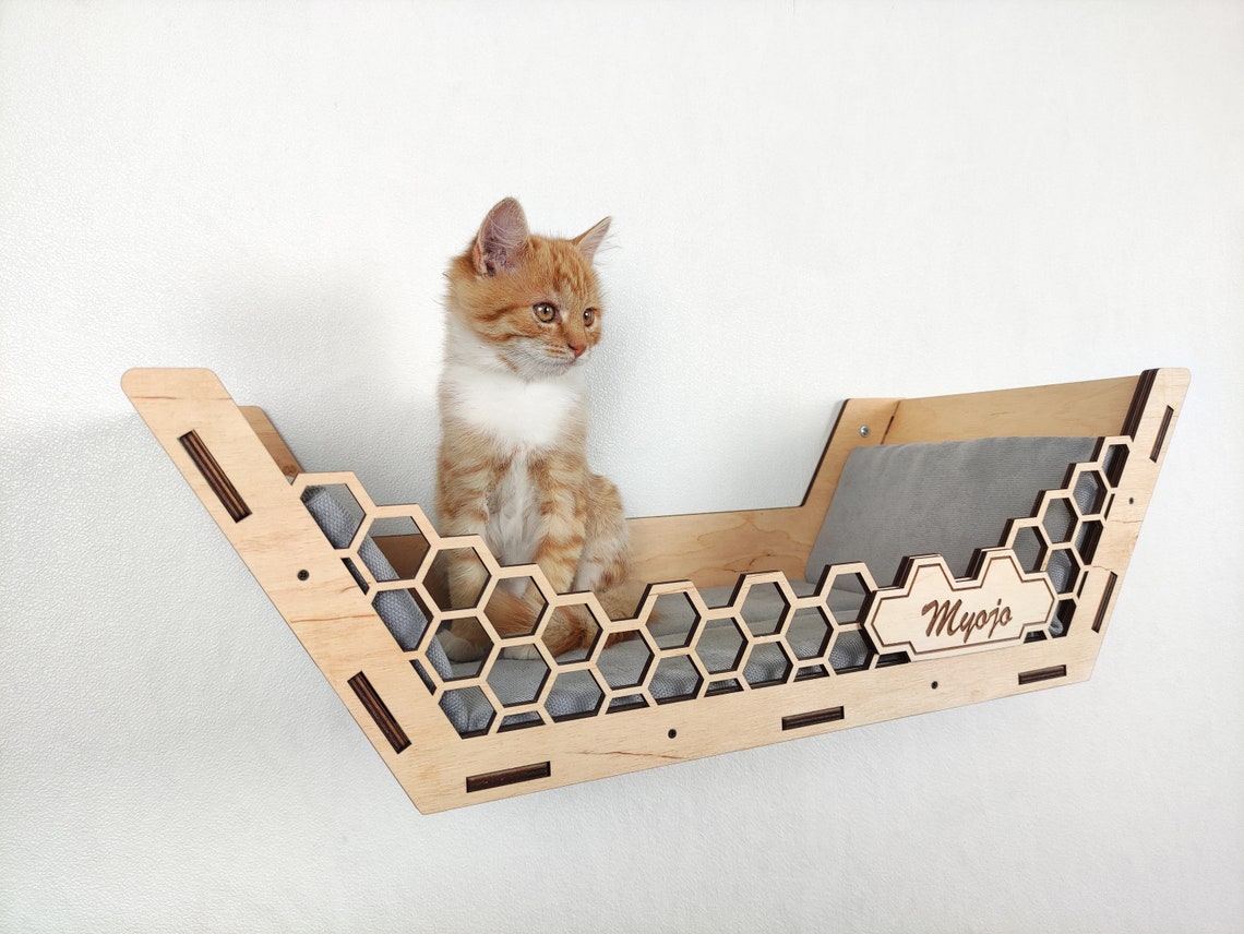 Floating cat wall shelf with scratch-resistant surfaces